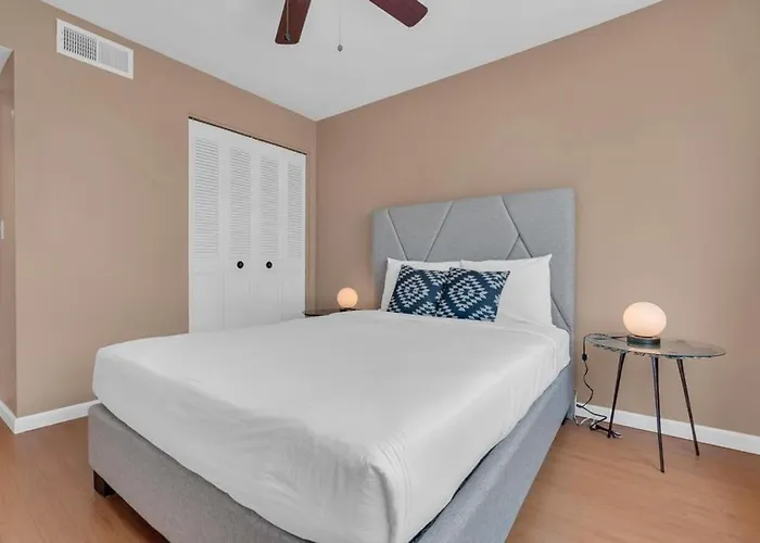 Сasa de vacaciones Trendy Cozy Townhome With Pool
