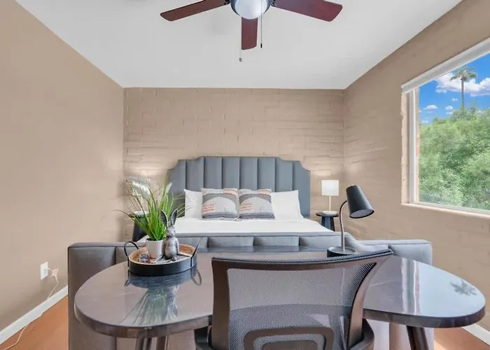 Trendy Cozy Townhome With Pool Сasa de vacaciones *