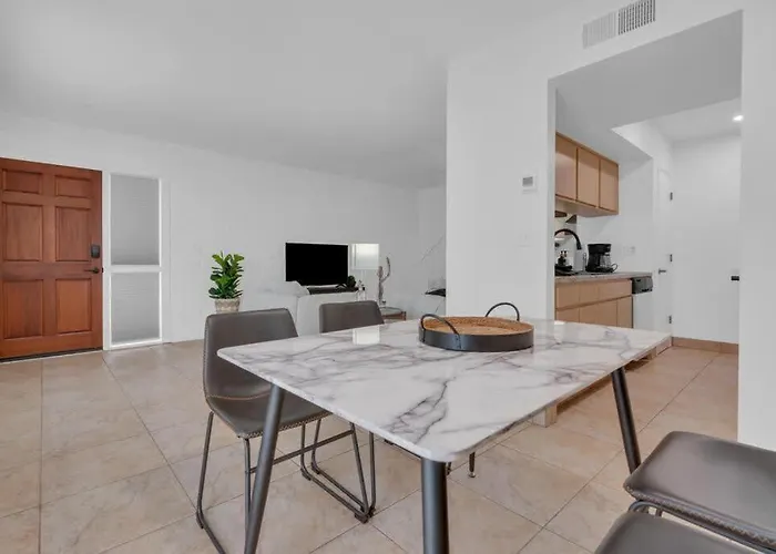 Trendy Cozy Townhome With Pool Сasa de vacaciones Tucson