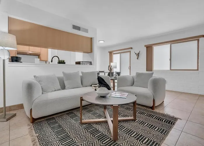 Сasa de vacaciones Trendy Cozy Townhome With Pool