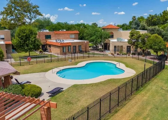 Trendy Cozy Townhome With Pool *