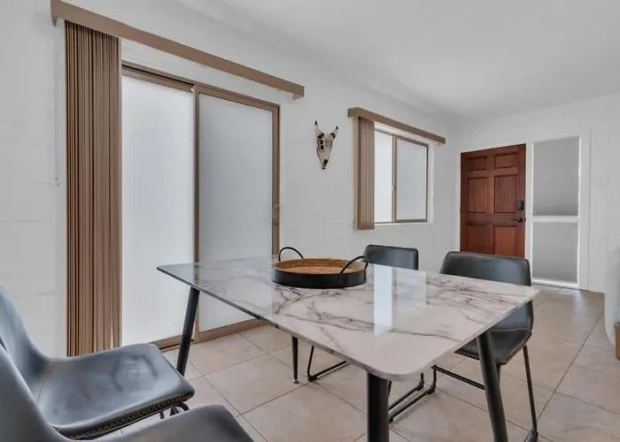 Trendy Cozy Townhome With Pool Сasa de vacaciones