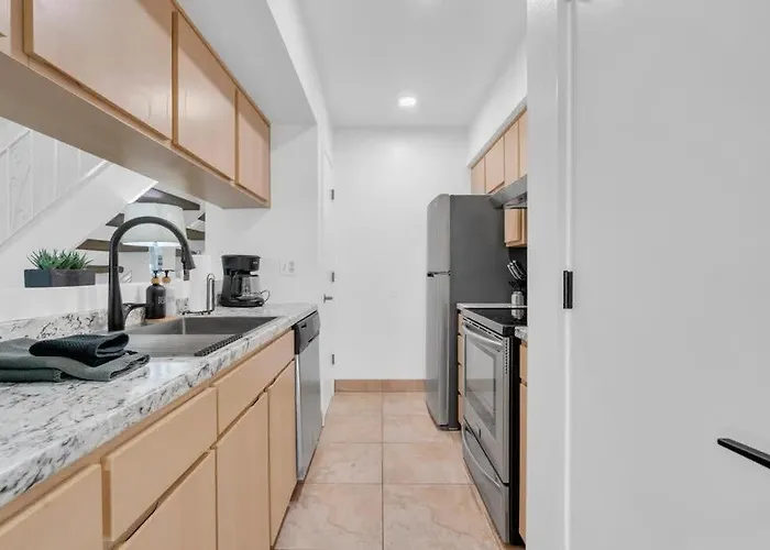 Trendy Cozy Townhome With Pool Сasa de vacaciones