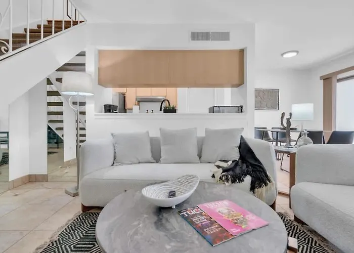 Сasa de vacaciones Trendy Cozy Townhome With Pool