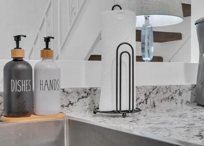 Trendy Cozy Townhome With Pool Сasa de vacaciones *
