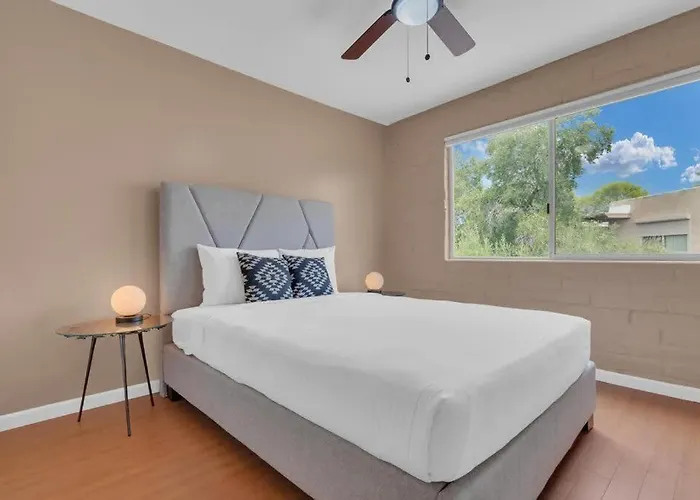 Trendy Cozy Townhome With Pool Сasa de vacaciones