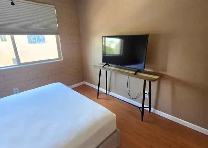Trendy Cozy Townhome With Pool Сasa de vacaciones Tucson